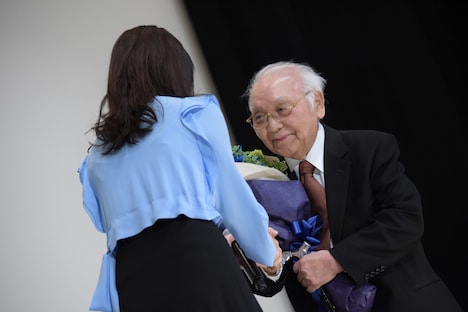 多部未華子（左）から花束を受け取る中島貞夫（右）。