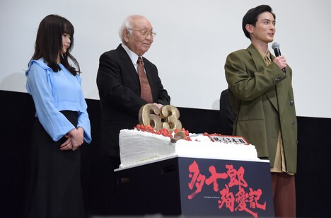 左から多部未華子、中島貞夫、高良健吾。