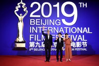 左から松重豊、細川徹、前田浩子。