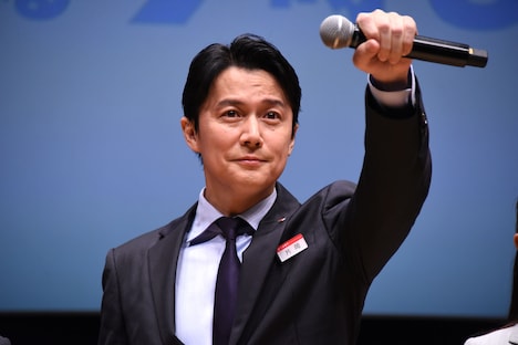 「がんばってますか！」と掛け声をかける福山雅治。