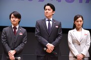 左から神木隆之介、福山雅治、中村アン。