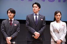 左から神木隆之介、福山雅治、中村アン。
