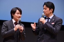 左から神木隆之介、福山雅治。