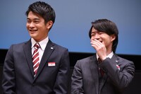 左から井之脇海、神木隆之介。