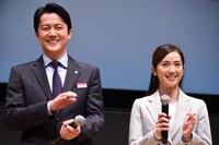 左から福山雅治、中村アン。