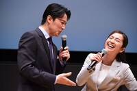 中村アン（右）に、「（セクシーだと）言わないってことは、もっといやらしいことを考えてるってことだよ！」と言う福山雅治（左）。