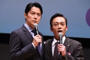 同い歳であることをアピールする福山雅治（左）と高橋和也（右）。