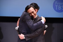 高橋和也（右）を抱きしめる福山雅治（左）。