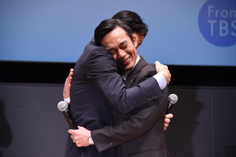 高橋和也（右）を抱きしめる福山雅治（左）。