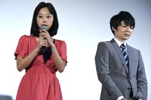 左から青山ひかる、佐々木道成。