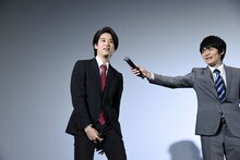 前貼りの付け方を説明する石田隼（左）。