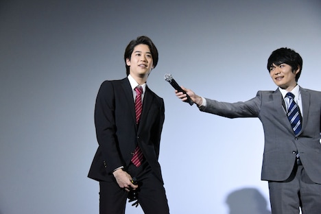 前貼りの付け方を説明する石田隼(左)。