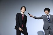 前張りの付け方を説明する石田隼(左)。