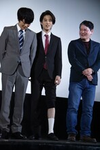 女性陣に対抗して、素足をチラ見せする石田隼（中央）。