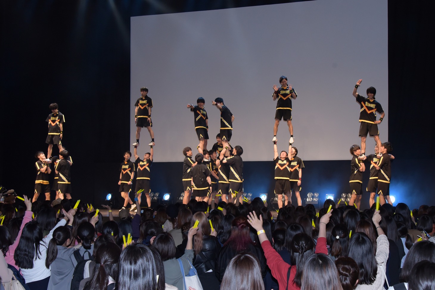 “SHOCKERS”のパフォーマンスの様子。