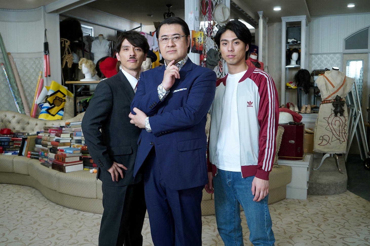 「コンフィデンスマンIG」より、左から瀧川英次演じるちょび髭、小手伸也演じる五十嵐、小野塚勇人演じる五十嵐の舎弟。