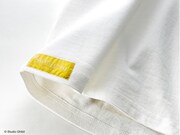 裾に付くオリジナルのロゴのタグ。