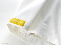 裾に付くオリジナルのロゴのタグ。