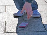 「スマホ拾っただけなのに」