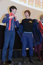 衣装を交換し登場した濱正悟（左）と結木滉星（右）。