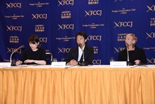 佐藤信介（中央）