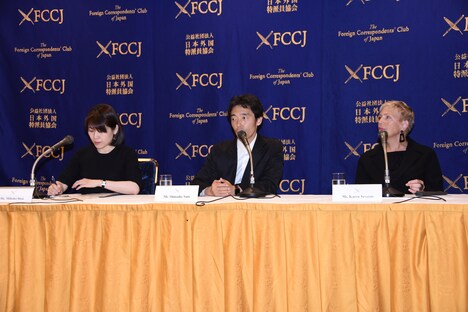 佐藤信介(中央)