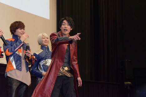 「カメラを止めろ！」とマスコミ陣に向かって叫ぶ南圭介（手前）。