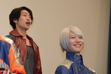 地声で挨拶する南圭介（左）。