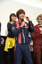 工藤遥（奥）にツッコまれる結木滉星（手前）。