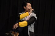 「ルパンレンジャーVSパトレンジャーVSキュウレンジャー」完成披露舞台挨拶にて、ステージ上で体育座りする國島直希。
