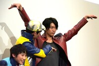 ポーズを決める南圭介（右）。