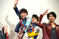 榊原徹士（中央）に抱き上げられる田口翔大（左）。