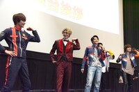 「キュータマダンシング！」を踊るキャストたち。