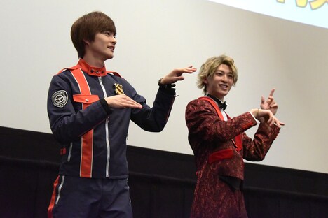 「キュータマダンシング！」を踊る結木滉星（左）と伊藤あさひ（右）。