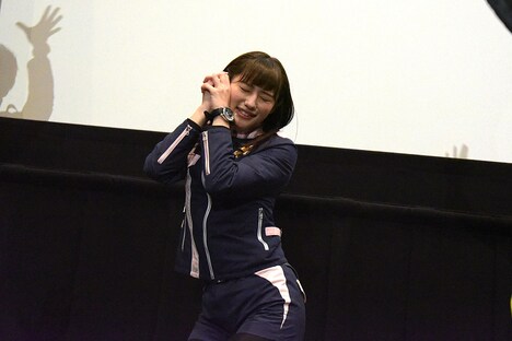 「キュータマダンシング！」を踊る奥山かずさ。