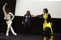 「キュータマダンシング！」でポーズを決める元木聖也（左）。