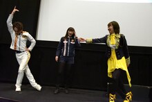 「キュータマダンシング！」でポーズを決める元木聖也（左）。