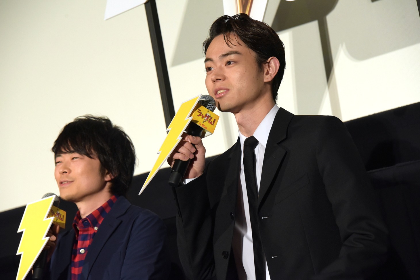 左から阪口大助、菅田将暉。