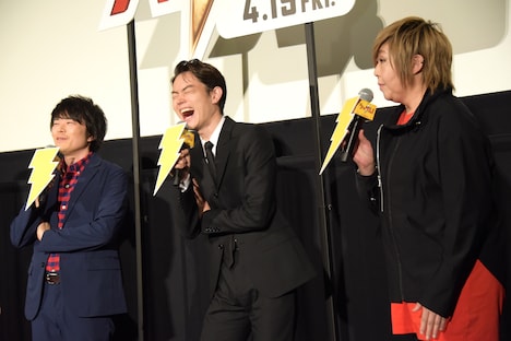 左から阪口大助、菅田将暉、緒方恵美。