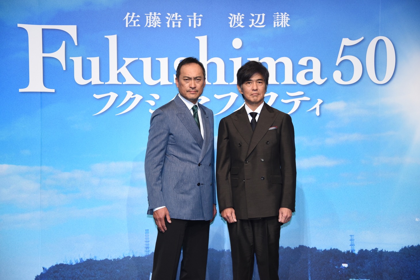 「Fukushima 50」クランクアップ会見の様子。左から渡辺謙、佐藤浩市。