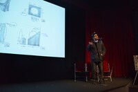 自身の制作について説明する川田十夢。