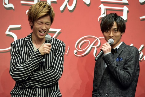 左から神宮寺勇太、永瀬廉。