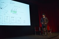 自身の制作について説明する川田十夢。