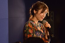 観客の話を聞く松岡茉優。