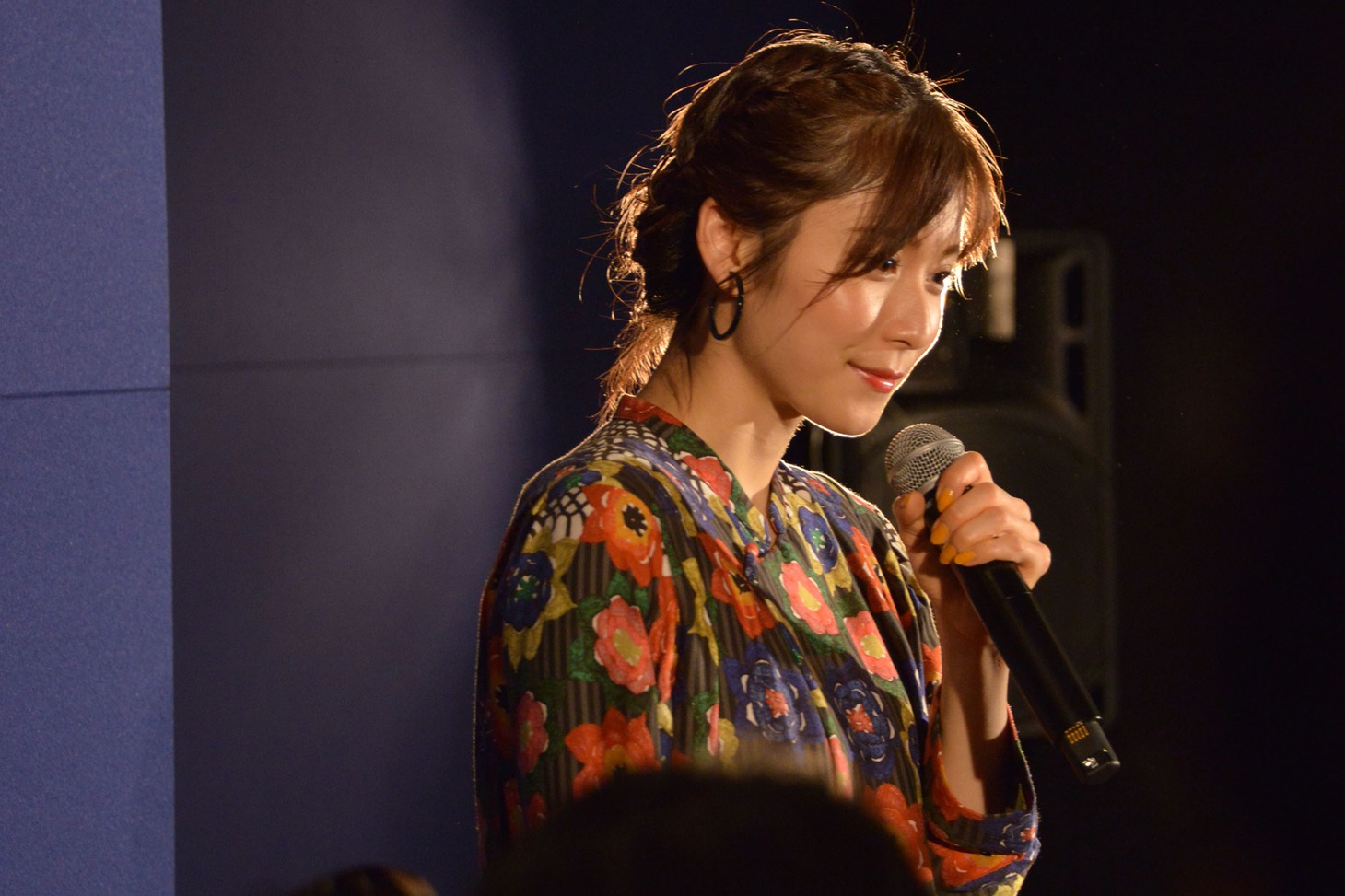観客の話を聞く松岡茉優。