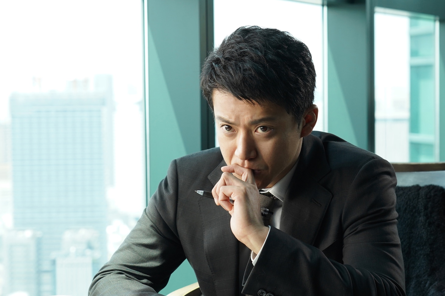 「罪の声」より、小栗旬演じる阿久津英士。