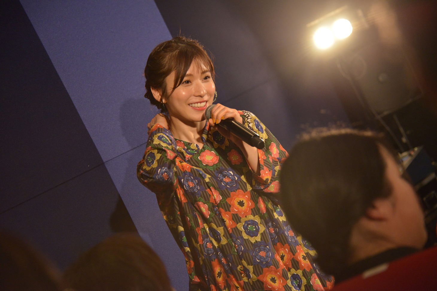 観客と会話を弾ませる松岡茉優。