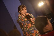 観客と会話を弾ませる松岡茉優。