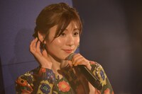 観客の話を聞く松岡茉優。