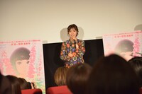 観客に映画をアピールする松岡茉優。